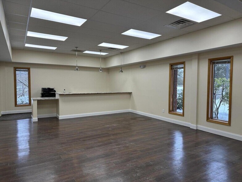 521 Vischer Ferry Rd, Clifton Park, NY à louer - Photo de l’immeuble – Image 2 sur 8