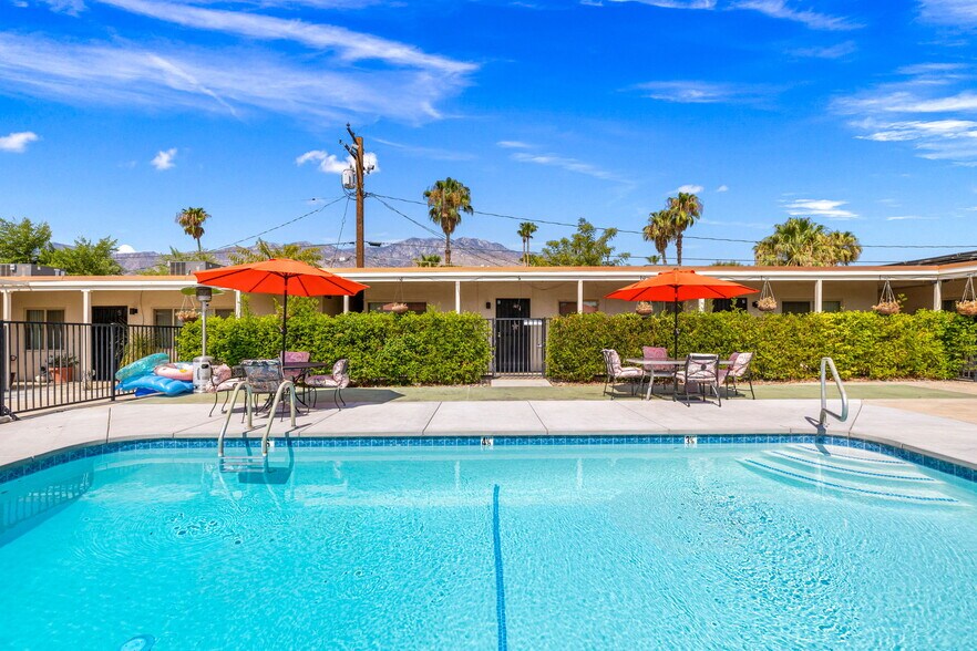 579 S Highland Dr, Palm Springs, CA à vendre - Photo de l’immeuble – Image 3 sur 15