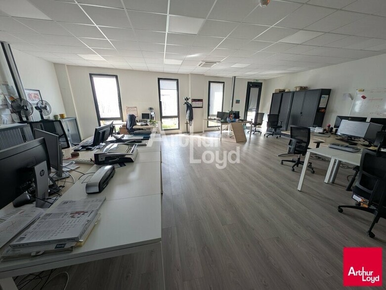 Local d'activités dans La Mézière à vendre - Photo intérieure – Image 3 sur 11