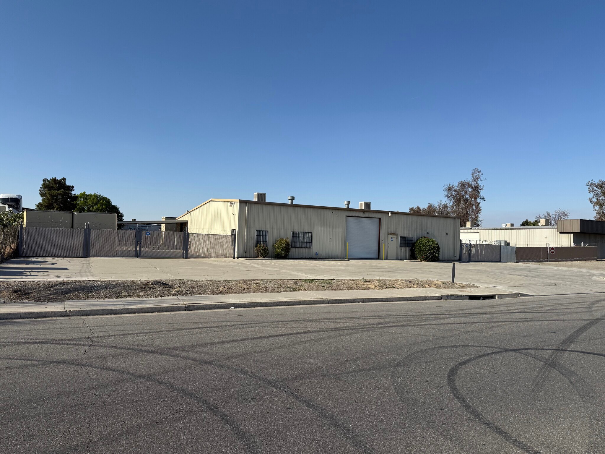 300 Watts Dr, Bakersfield, CA à vendre Photo de l’immeuble– Image 1 sur 6