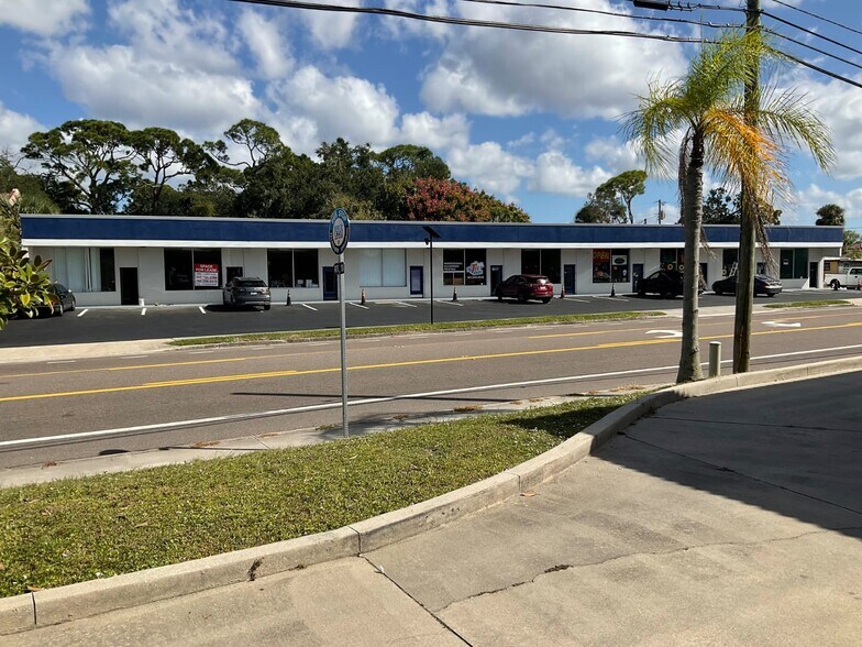 4509 S Hopkins Ave, Titusville, FL à louer - Photo de l’immeuble – Image 1 sur 10