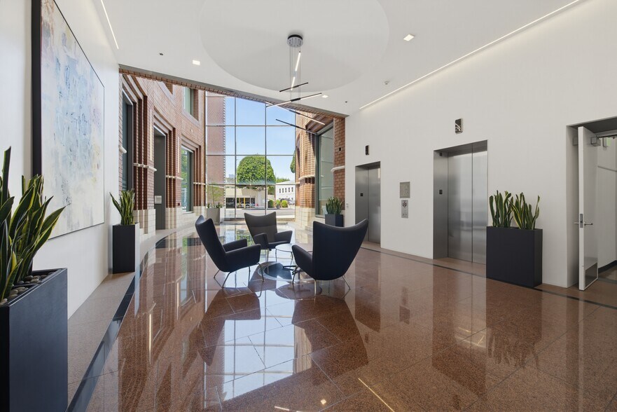 350 S Beverly Dr, Beverly Hills, CA à louer - Photo de l’immeuble – Image 3 sur 16