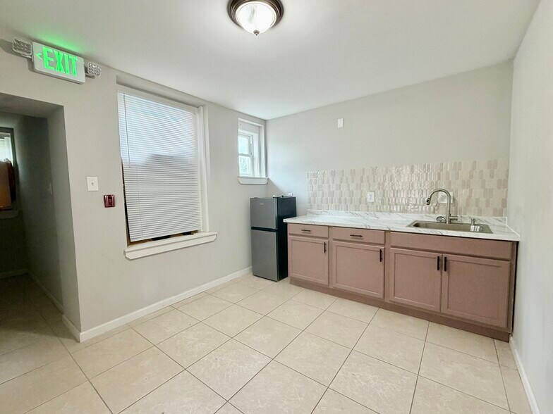 1009 W Main St, Norristown, PA à louer - Photo de l’immeuble – Image 2 sur 9