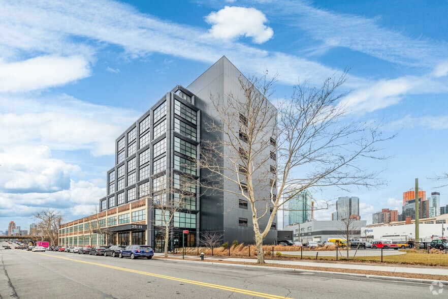 25- 11 49th Ave, Long Island City, NY à louer - Photo principale – Image 1 sur 6