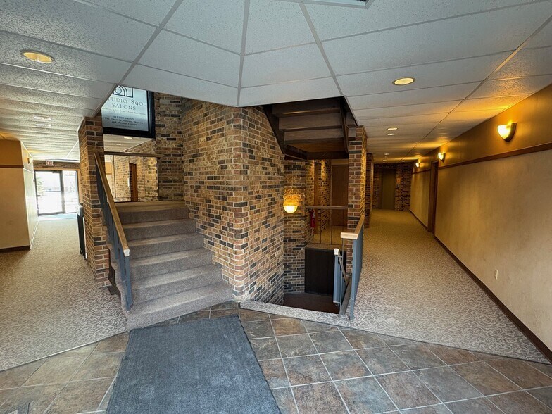 890 Elm Grove Rd, Elm Grove, WI à louer - Photo de l’immeuble – Image 3 sur 9