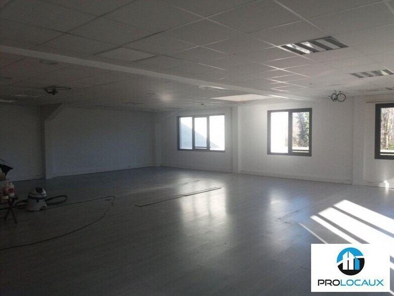 Bureau dans Seyssins à louer - Photo de l’immeuble – Image 2 sur 3