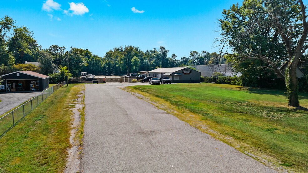 2112 Hamburg Pike, Jeffersonville, IN à vendre - Photo de l’immeuble – Image 2 sur 17