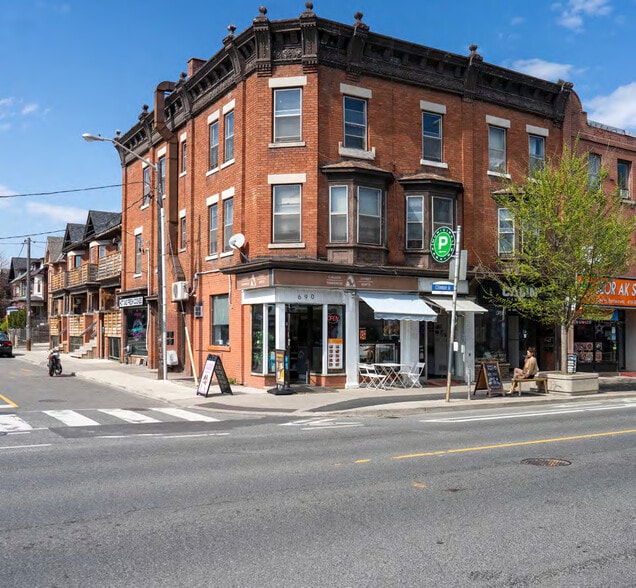 688-690 Bloor St West portefeuille de 3 biens à vendre sur LoopNet.fr - Photo de l’immeuble – Image 3 sur 7