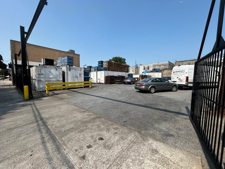 2101 Menahan St, Ridgewood, NY à vendre - Photo de l’immeuble – Image 3 sur 10