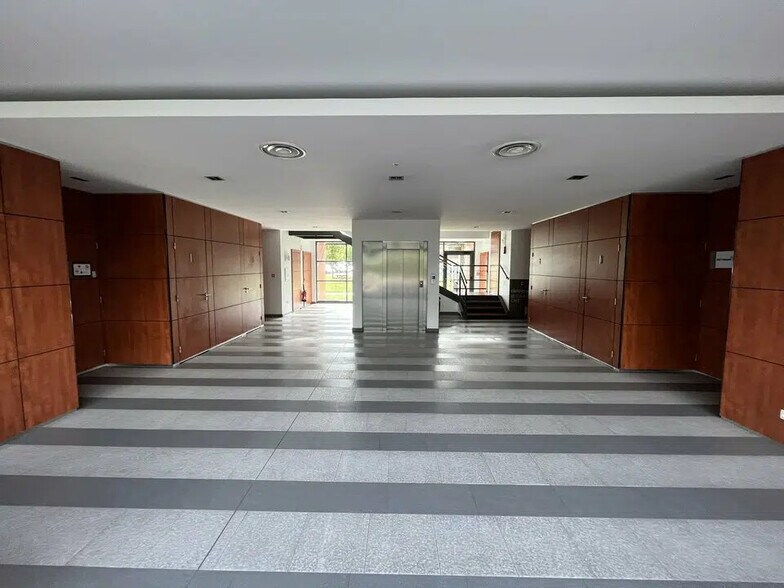 Bureau dans Saint-Priest à louer - Photo de l’immeuble – Image 3 sur 17