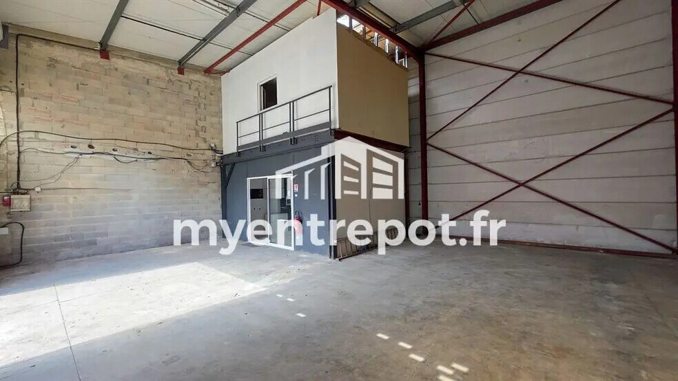 Local d’activités dans Aubagne à louer - Photo de l’immeuble – Image 1 sur 6