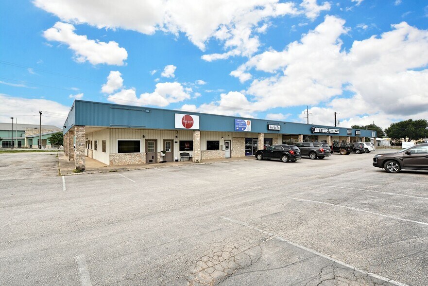 1175 FM 2673, Canyon Lake, TX à louer - Photo de l’immeuble – Image 1 sur 8
