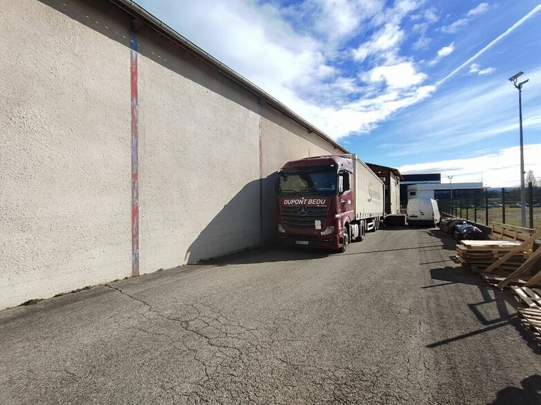 Local d’activités dans La Verpillière à louer - Photo de l’immeuble – Image 3 sur 7
