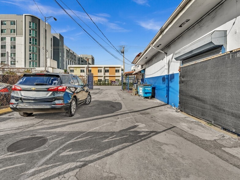 2112 NW 36th St, Miami, FL à vendre - Photo de l’immeuble – Image 3 sur 27