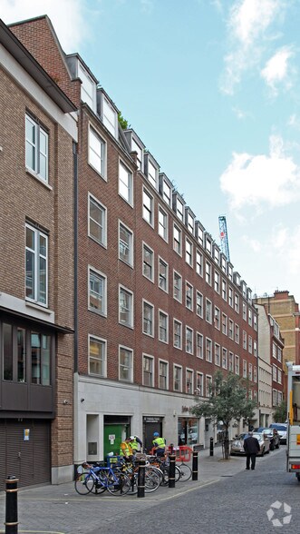 15-16 Brooks Mews, Londres à vendre - Photo de l’immeuble – Image 2 sur 5
