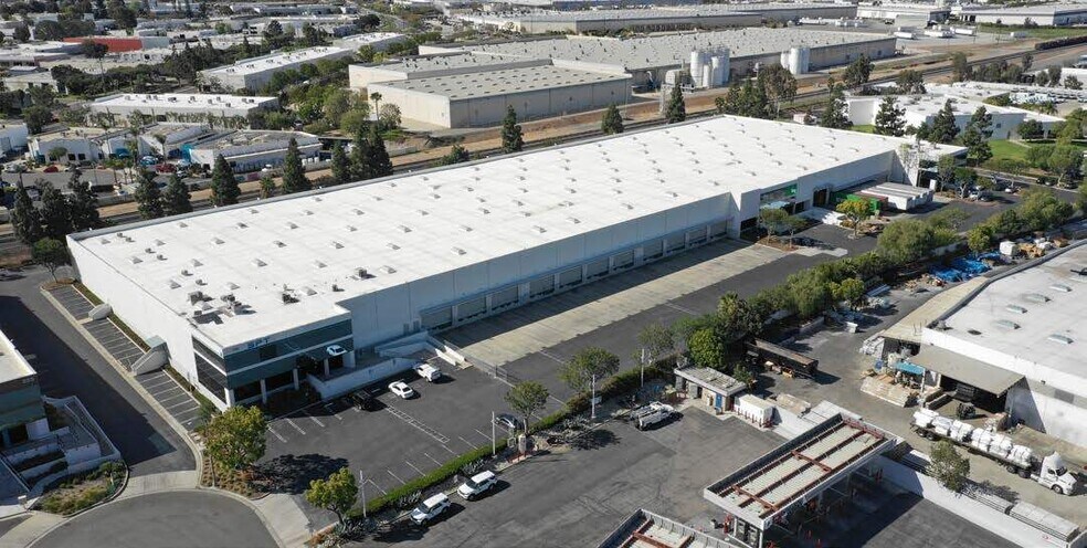 250 Airport Cir, Corona, CA à louer - Photo de l’immeuble – Image 1 sur 7