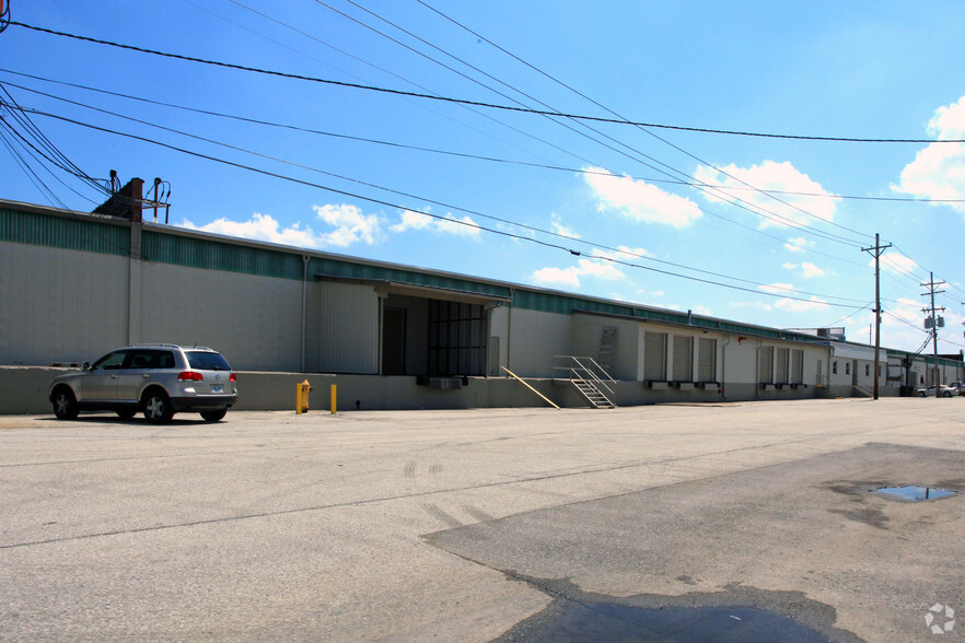 7645 National Tpke, Louisville, KY à louer - Photo de l’immeuble – Image 3 sur 4