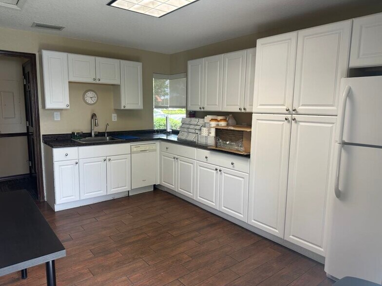 2505 Enterprise Rd, Clearwater, FL à louer - Photo de l’immeuble – Image 2 sur 7