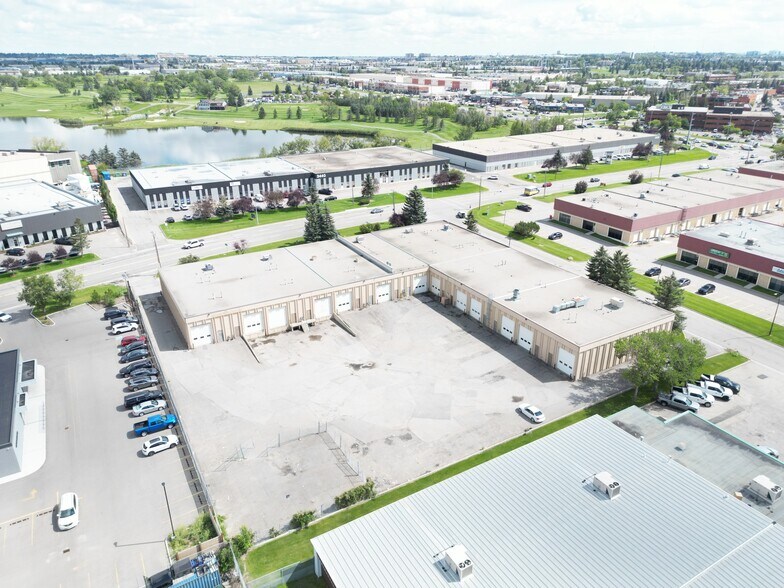 3529 12th St NE, Calgary, AB à louer - Photo de l’immeuble – Image 2 sur 5
