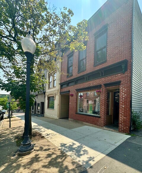 12 Lake Ave, Saratoga Springs, NY à louer - Photo de l’immeuble – Image 2 sur 2