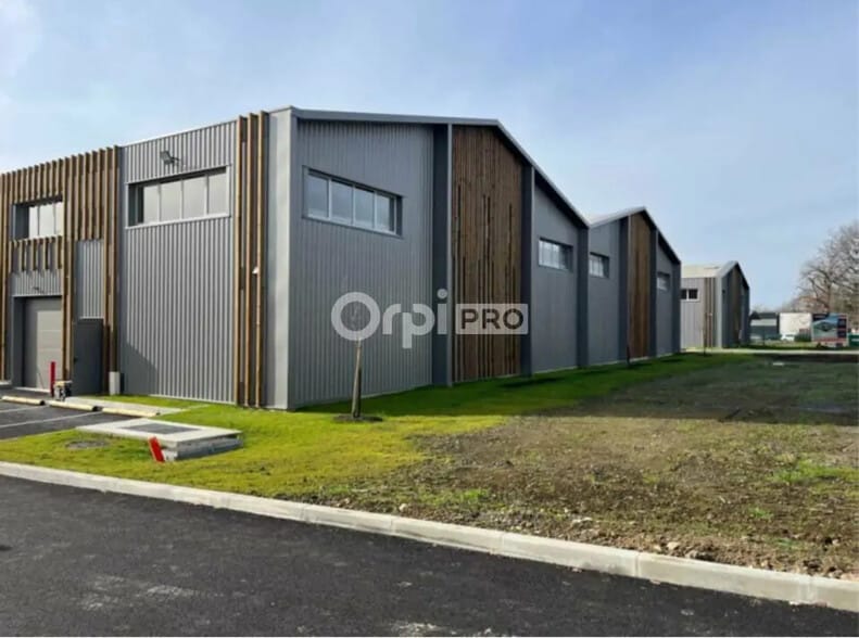 Local d’activités dans Pau à louer - Photo de l’immeuble – Image 1 sur 8