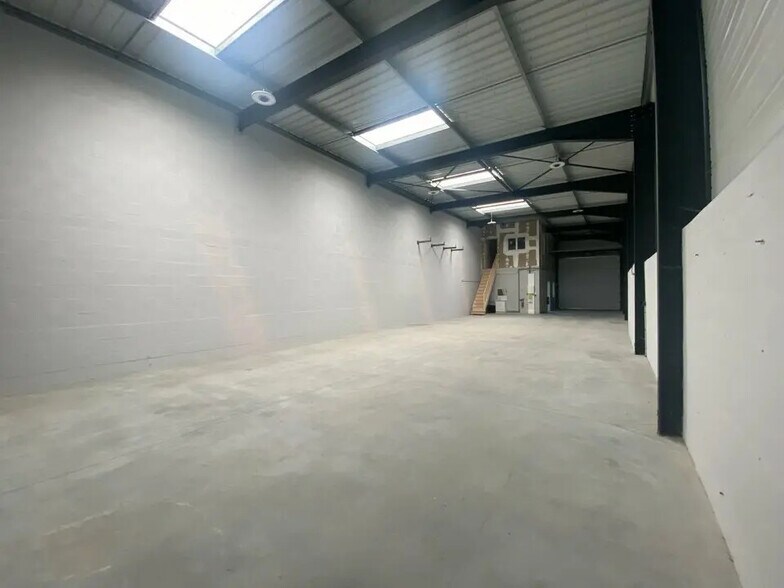 Local d’activités dans Bretteville-sur-Odon à louer - Photo intérieure – Image 1 sur 7