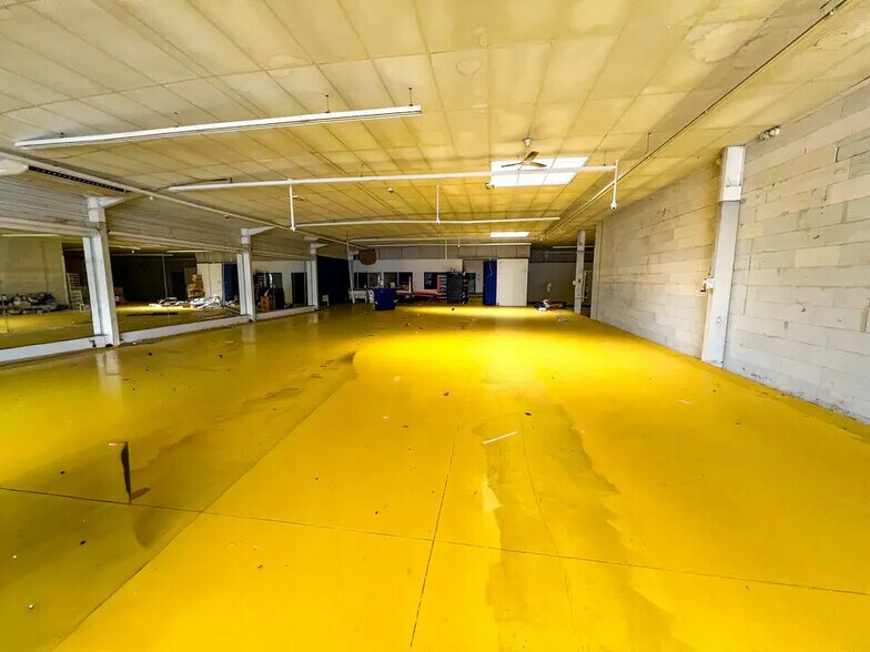 Local commercial dans Orange à louer - Photo intérieure – Image 2 sur 8