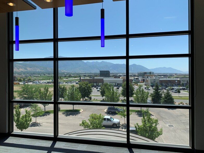 1955 W Grove Parkway, Pleasant Grove, UT à vendre - Photo intérieure – Image 2 sur 5