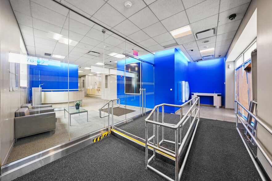 7809 Metropolitan Ave, Middle Village, NY à louer - Photo de l’immeuble – Image 2 sur 16