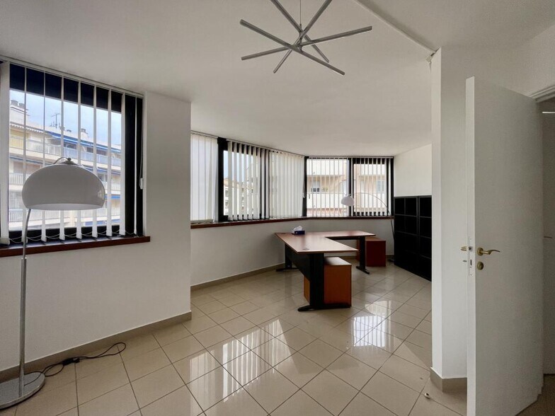 Bureau dans Saint Raphael à vendre - Photo de l’immeuble – Image 2 sur 14