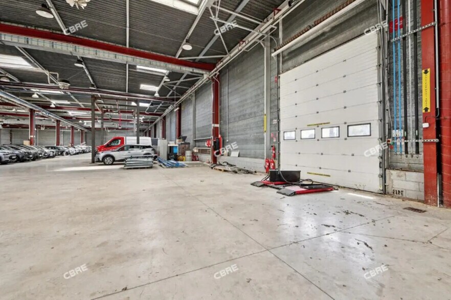 Local d’activités dans Trappes à louer - Photo de l’immeuble – Image 1 sur 11