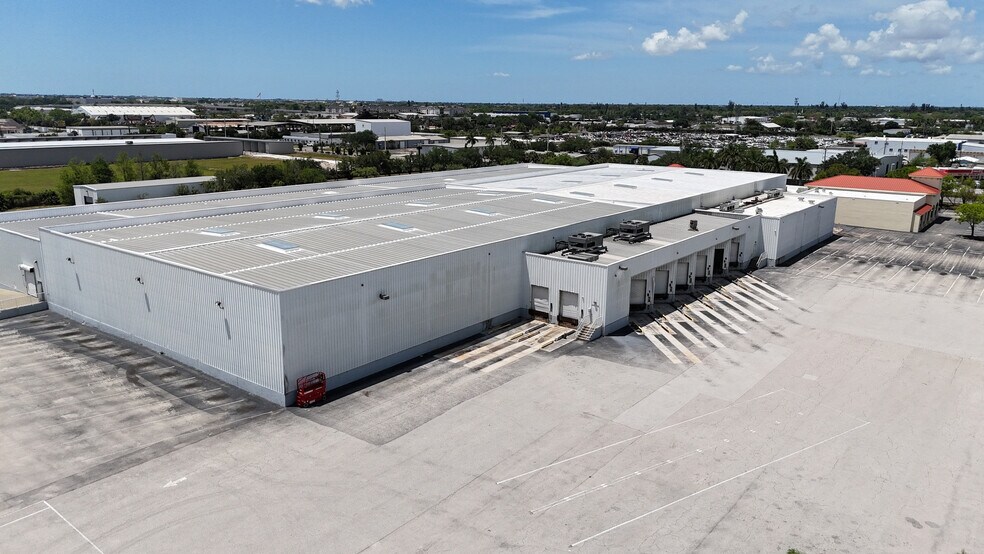 2996 Hanson St, Fort Myers, FL à louer - Photo de l’immeuble – Image 3 sur 10