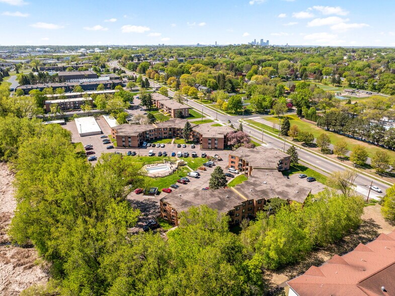 371 Old Highway 8 SW, New Brighton, MN à vendre - Photo de l’immeuble – Image 3 sur 19