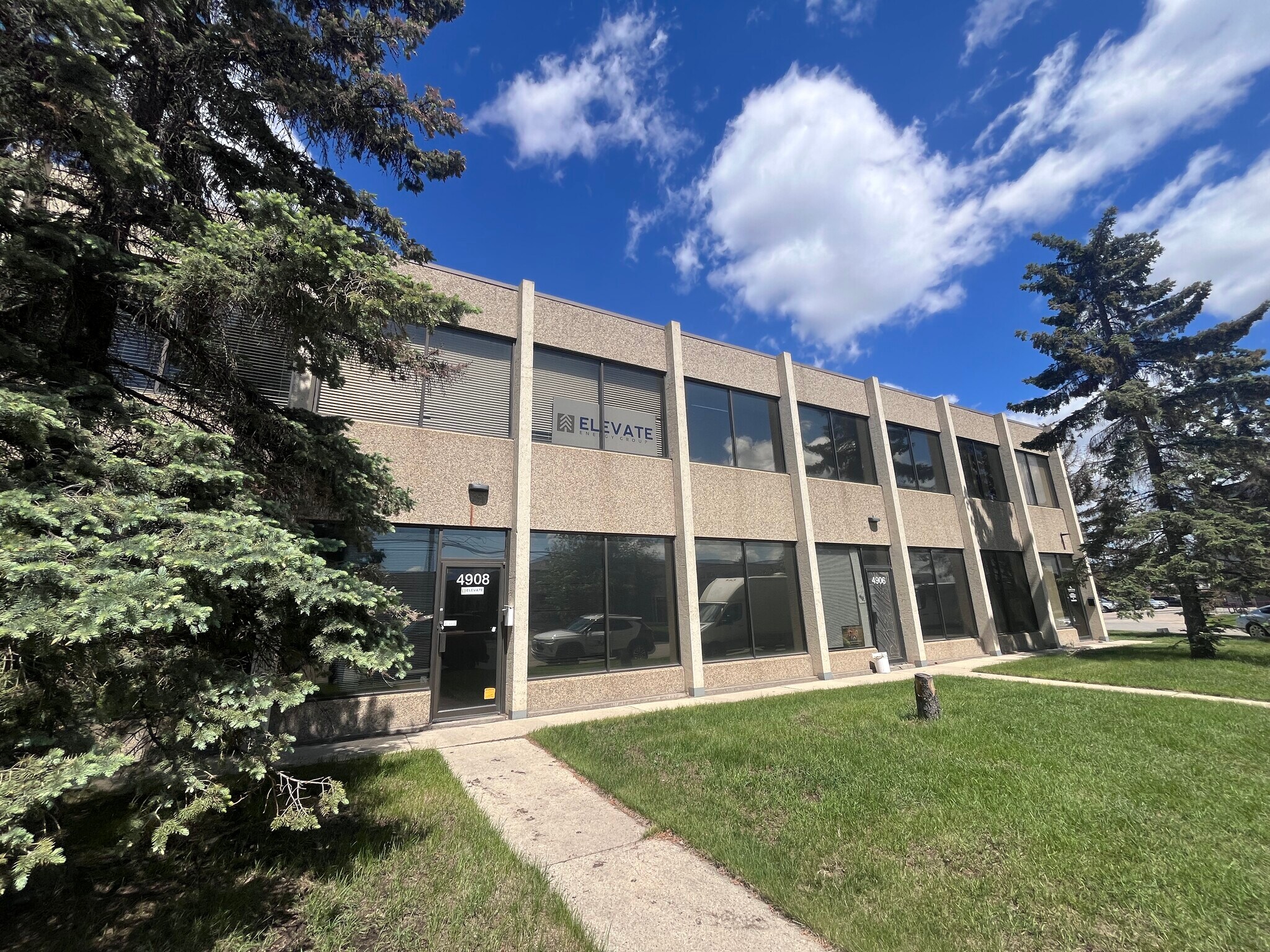 4904-4910 75 Av NW, Edmonton, AB à louer Photo de l’immeuble– Image 1 sur 6