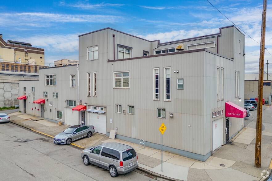 258 Raymur Ave, Vancouver, BC à louer - Photo principale – Image 1 sur 5