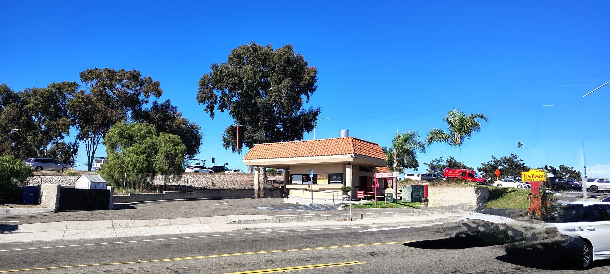 1805 Hacienda Dr, Vista, CA à louer Photo de l’immeuble– Image 1 sur 8