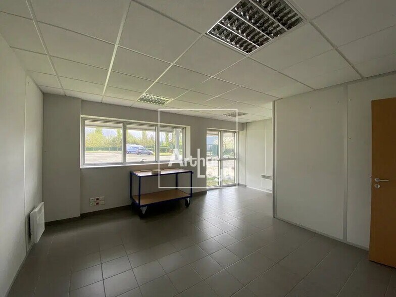 Bureau dans Servon à louer - Photo de l’immeuble – Image 1 sur 3