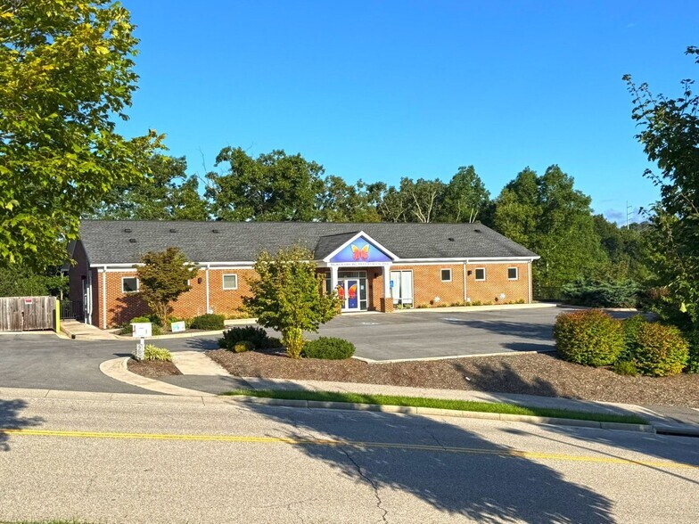 829 Davis St, Blacksburg, VA à vendre - Photo de l’immeuble – Image 2 sur 36
