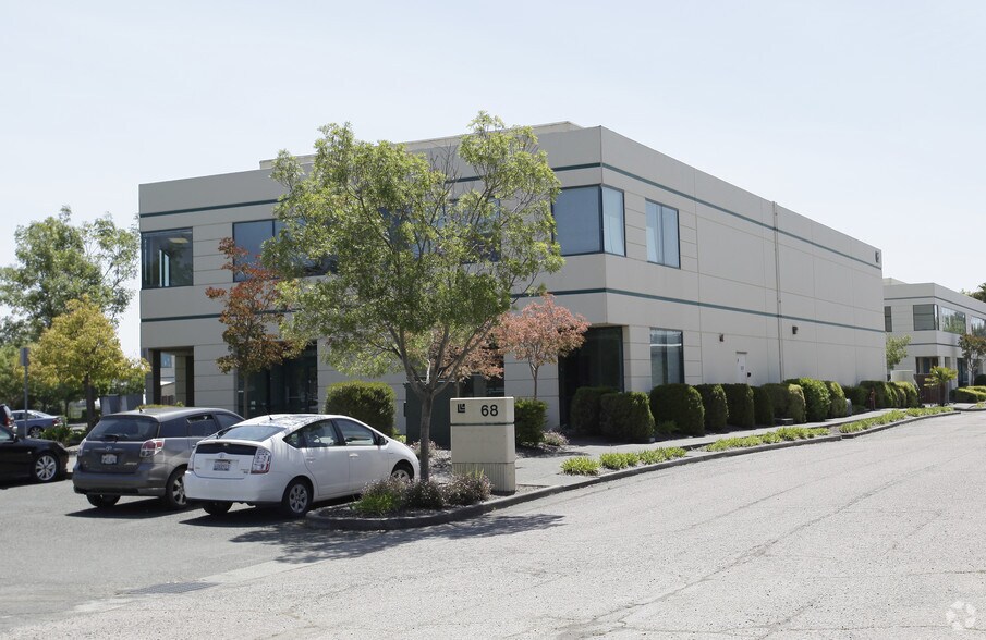 68 Leveroni Ct, Novato, CA à louer - Photo de l’immeuble – Image 2 sur 3