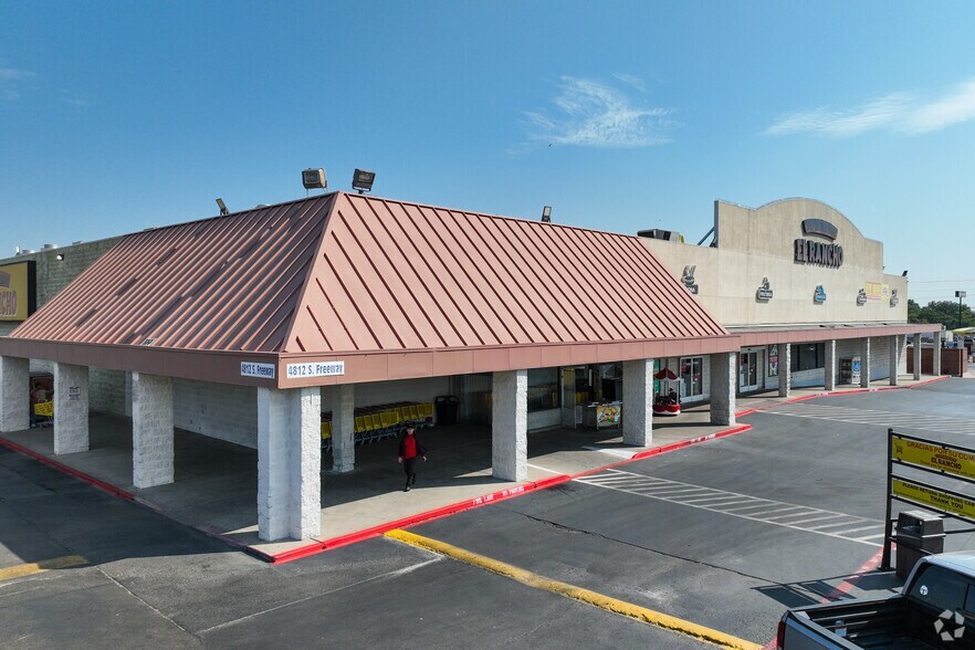 4812 S Freeway, Fort Worth, TX à vendre - Photo de l’immeuble – Image 2 sur 4