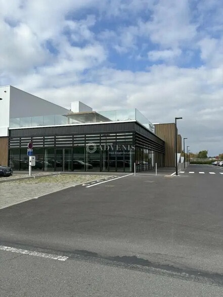 Local commercial dans Mulsanne à louer - Photo de l’immeuble – Image 1 sur 3