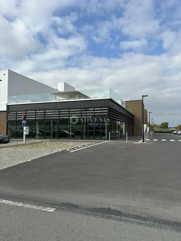 Local commercial dans Mulsanne à louer Photo de l’immeuble– Image 1 sur 4