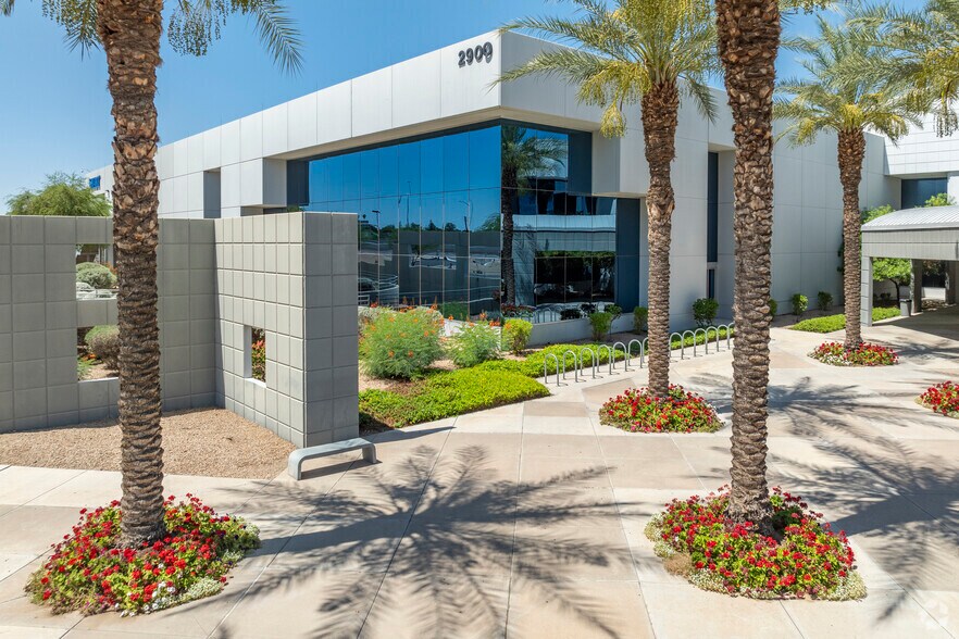 2900 S Diablo Way, Tempe, AZ à louer - Photo de l’immeuble – Image 2 sur 7