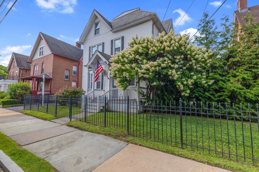 101 and 107 Oak St. Hartford CT portefeuille de 2 biens à vendre sur LoopNet.fr - Photo de l’immeuble – Image 3 sur 32