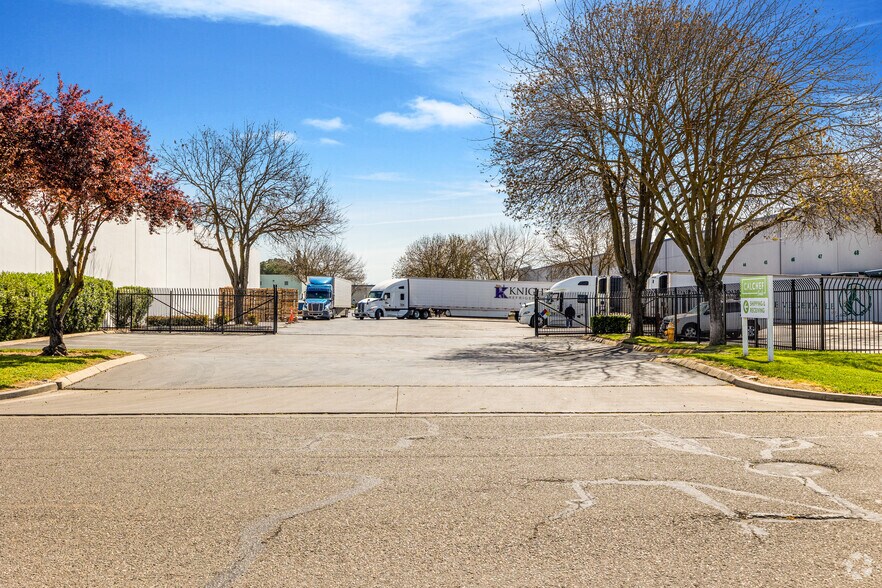 4114 S Airport Way, Stockton, CA à louer - Photo de l’immeuble – Image 2 sur 7