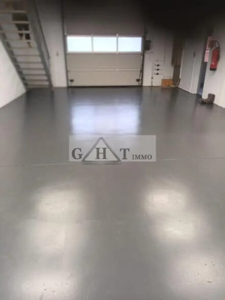 Industriel/Logistique dans Le Val à louer - Photo de l’immeuble – Image 1 sur 3