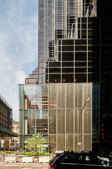 725 Fifth Ave, New York, NY à louer - Photo de l’immeuble – Image 3 sur 7