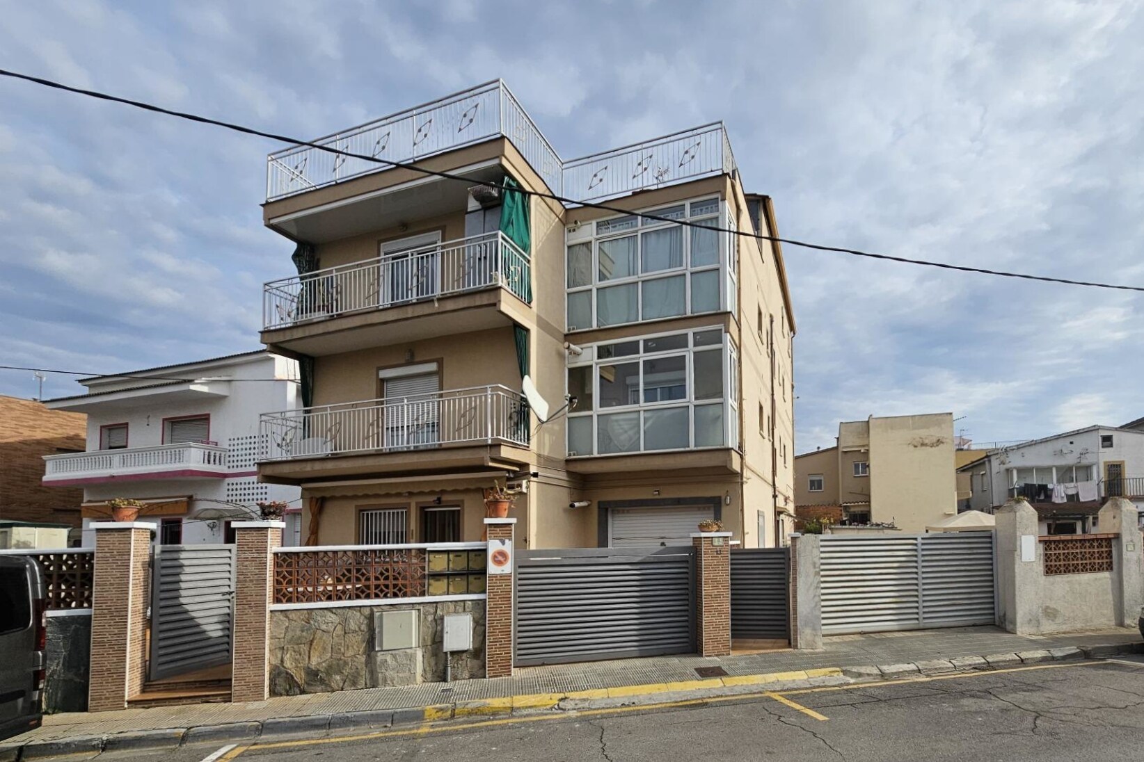 Immeuble residentiel dans Santa Perpètua de Mogoda, Barcelona à vendre Photo principale– Image 1 sur 24