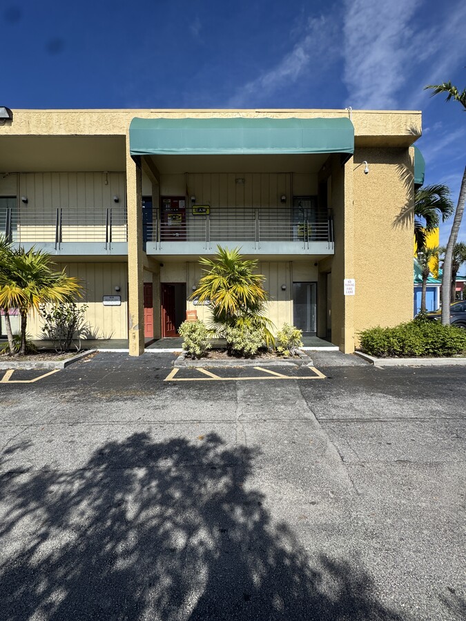 2331 N State Road 7, Lauderhill, FL 33313 - Lot 124 - - Photo intérieure - Image 1 of 17