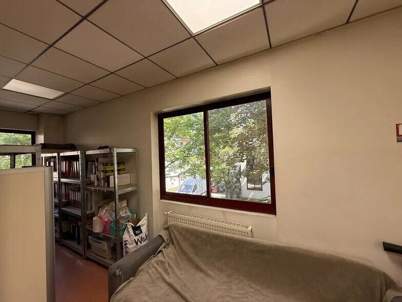 Local d'activités dans Saint-Denis à vendre - Photo de l’immeuble – Image 2 sur 7